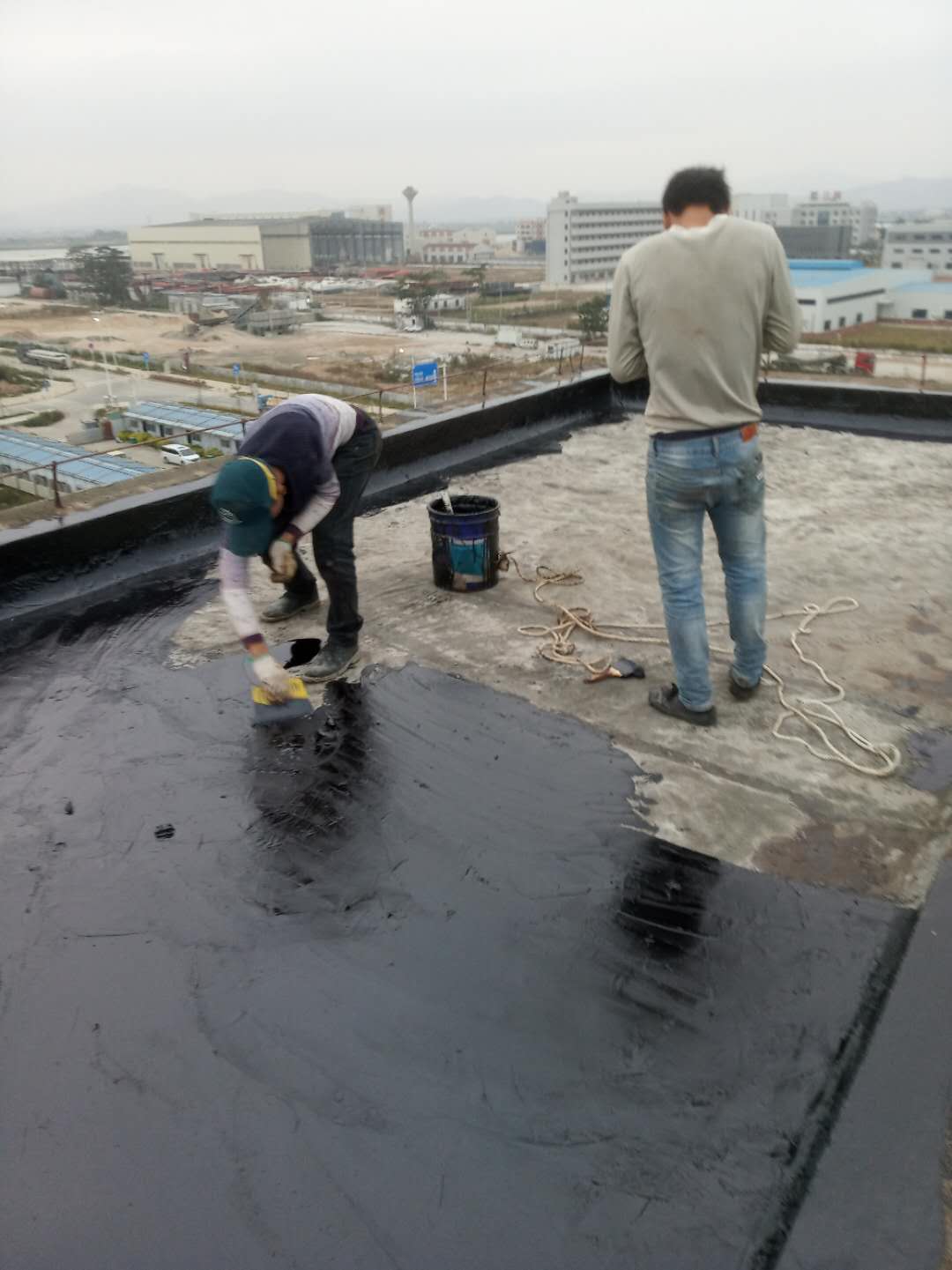 廣東東莞屋頂墻角補漏指南及莞城防水工程公司應用策略